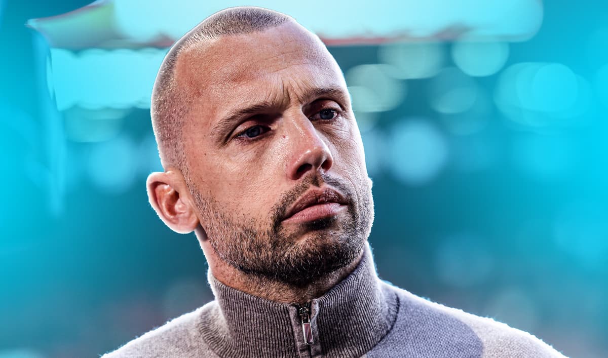 Spanning kookt over: Ajax-fans vragen om ontslag van John Heitinga