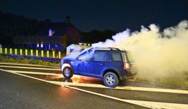 Blussende boer belaagt persfotograaf met waterspuit