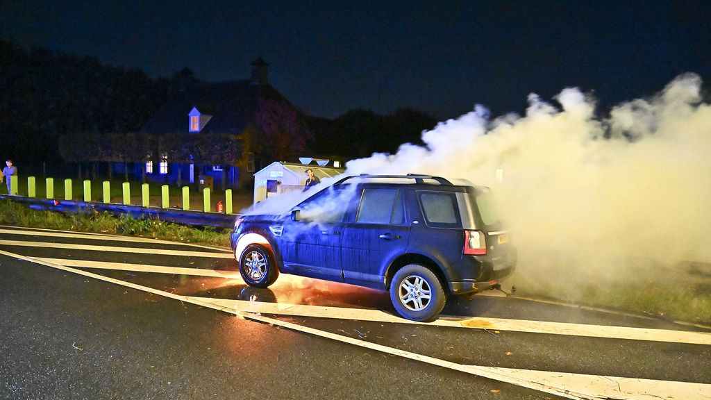 Blussende boer belaagt persfotograaf met waterspuit