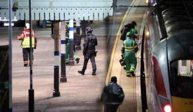 Passagiers levensgevaarlijk gewond bij mesaanval in Britse trein, twee aanhoudingen