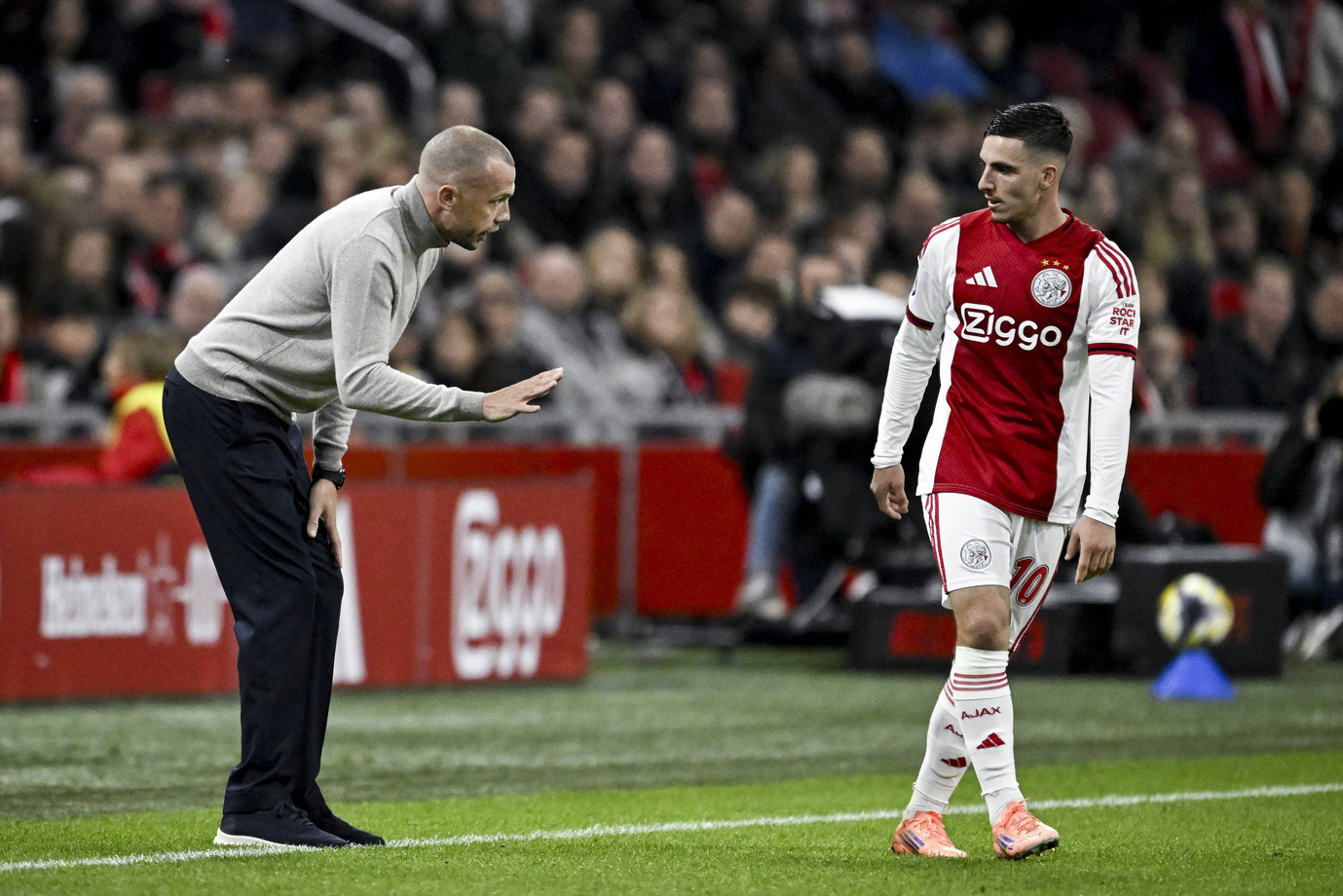 Ajax-trainer John Heitinga coacht Oscar Gloukh tijdens Ajax - Heerenveen