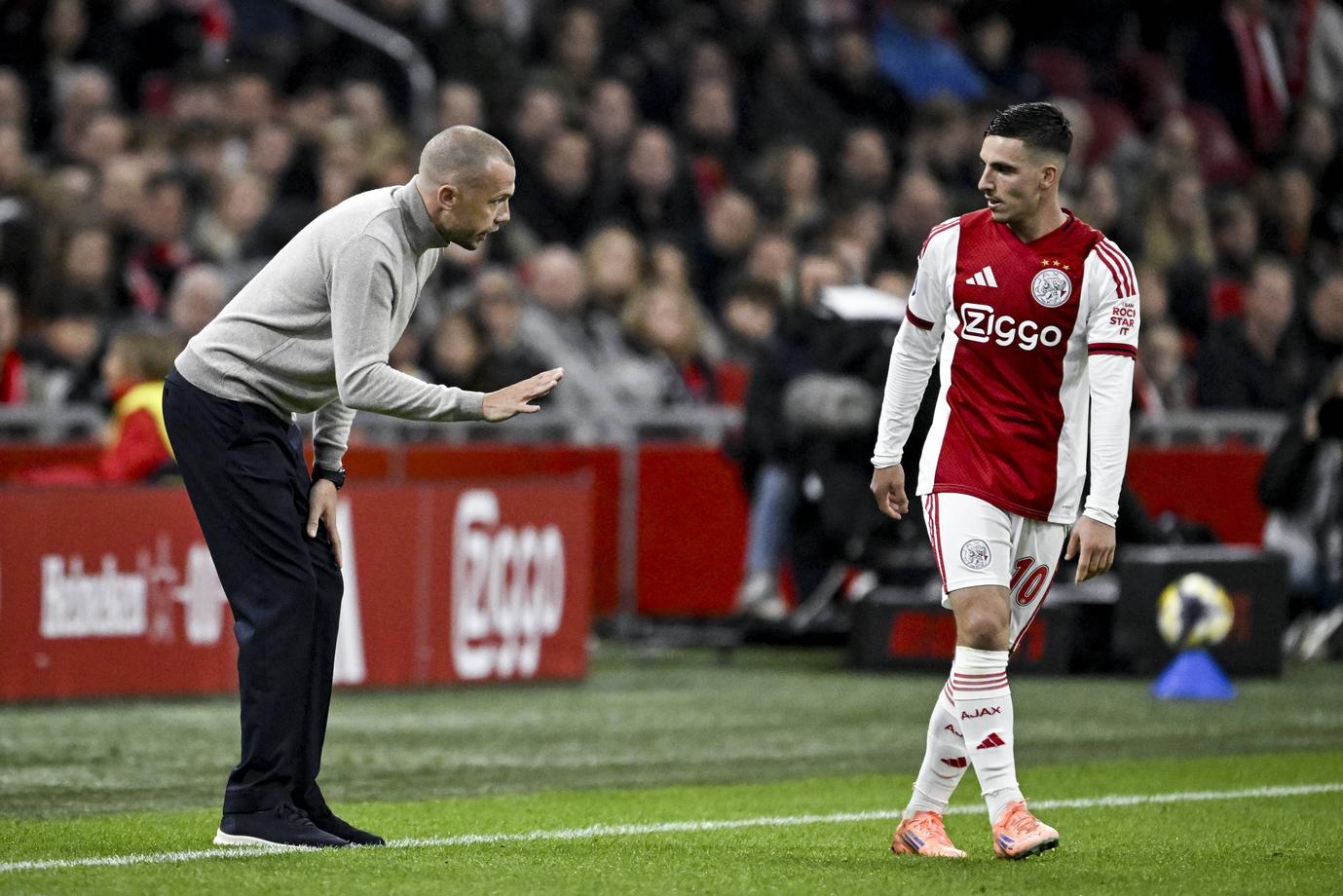 Kranten hard voor dure Ajax-aankopen Gloukh, Itakura en Moro: 'Dreven Heitinga tot wanhoop'