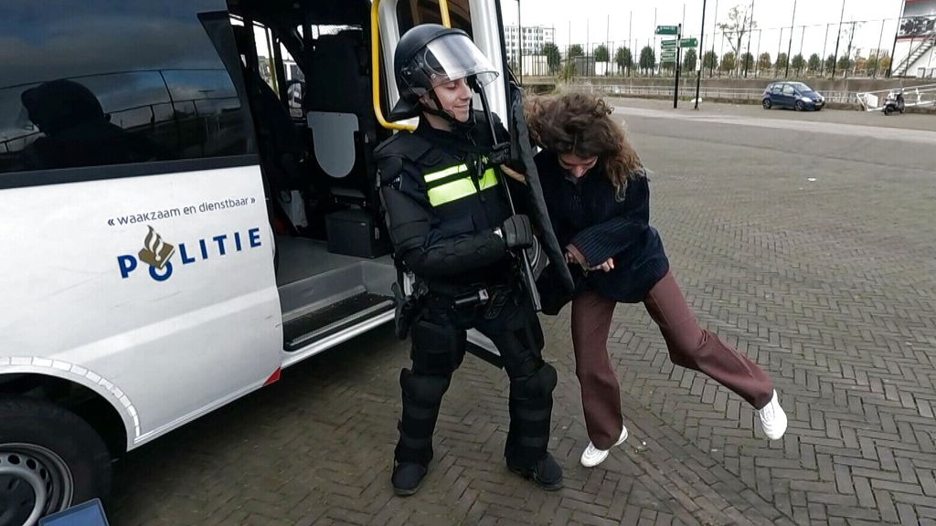 Wat als er rellen uitbreken? Dan grijpt deze agent met z'n collega's in