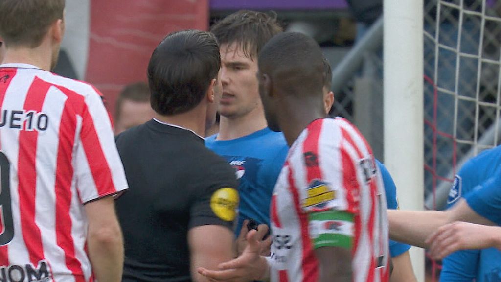 'Officieel mag scheidsrechter niet aan spelers zitten'