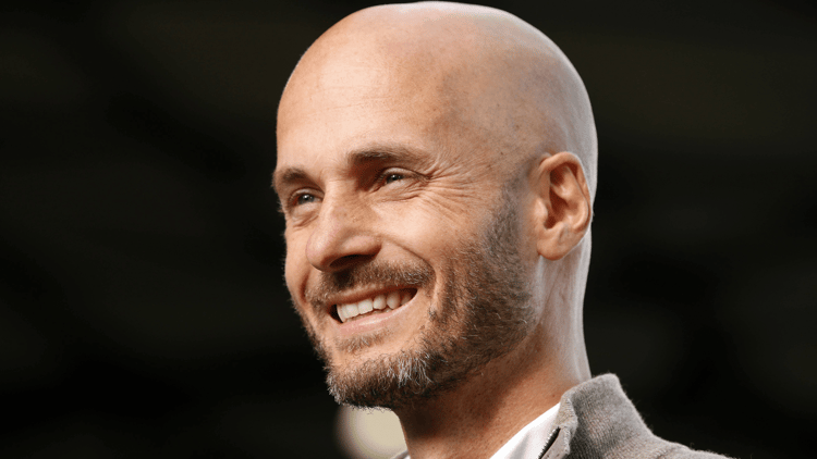 Paul Simonis was na zijn succes bij Go Ahead Eagles al in beeld bij Ajax en is nu trainer bij VfL Wolfsburg, waar hij onder druk staat.