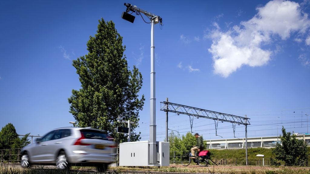 Flitspalen die automobilisten met telefoon betrappen doen het weer