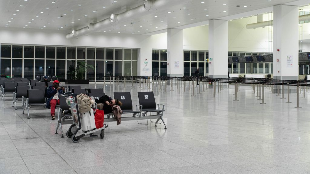 Passagiers slapen op Brussels Airport na dronemeldingen, ook nu nog annuleringen