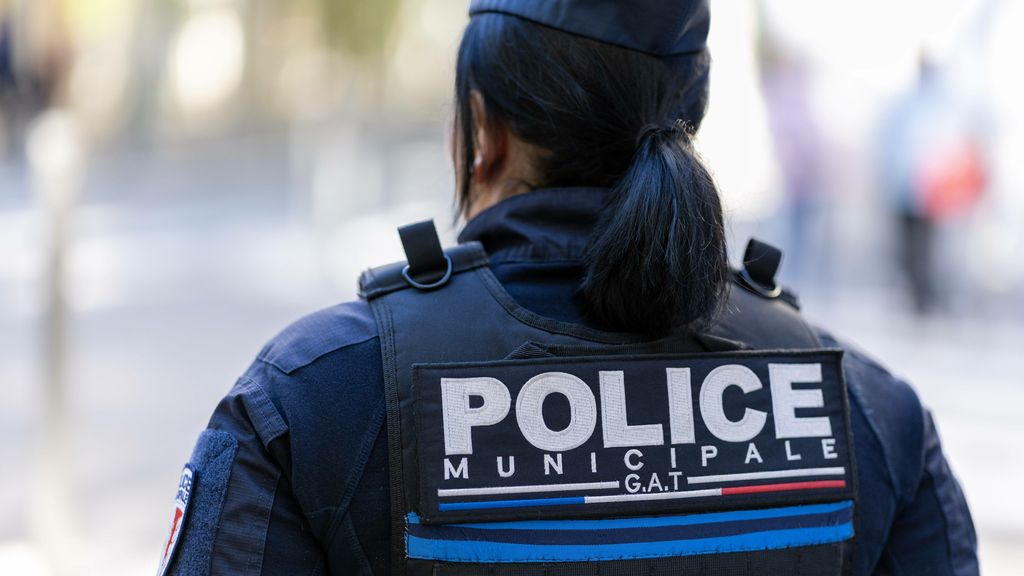 Man rijdt in op voetgangers op eiland Frankrijk, meerdere gewonden