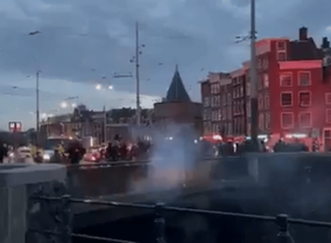 Ajax- en Galatasaray-fans gaan elkaar te lijf