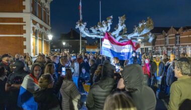 Raadsvergadering Uitgeest tijdelijk stilgelegd na kapot raam door vuurwerkbom