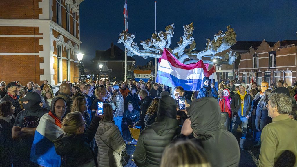 Raadsvergadering Uitgeest tijdelijk stilgelegd na kapot raam door vuurwerkbom