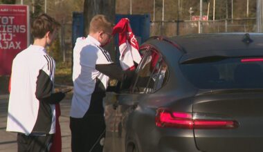 Op trainingscomplex Ajax heerst rust, terwijl fans zich roeren en prominenten zwijgen