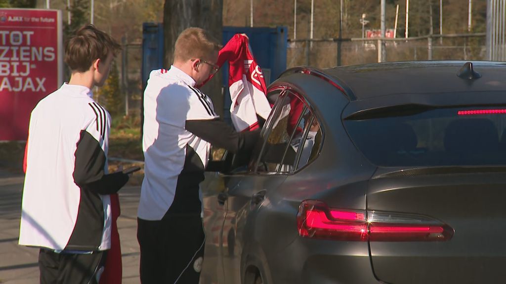 Op trainingscomplex Ajax heerst rust, terwijl fans zich roeren en prominenten zwijgen