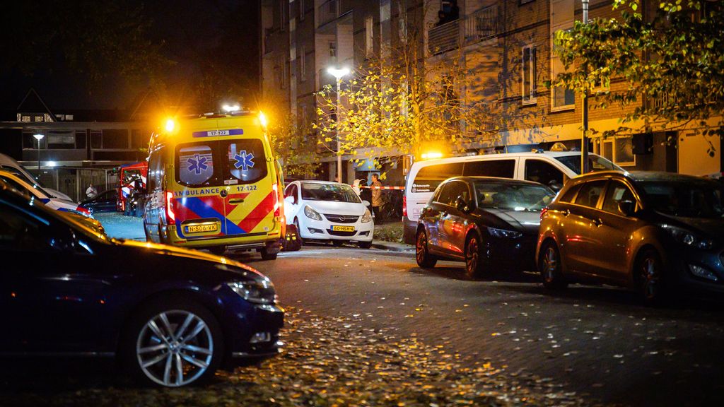 Politie schiet man dood in woning Rozenburg