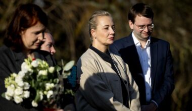 Weduwe Navalny onthult plaquette tegenover Russische ambassade in Den Haag