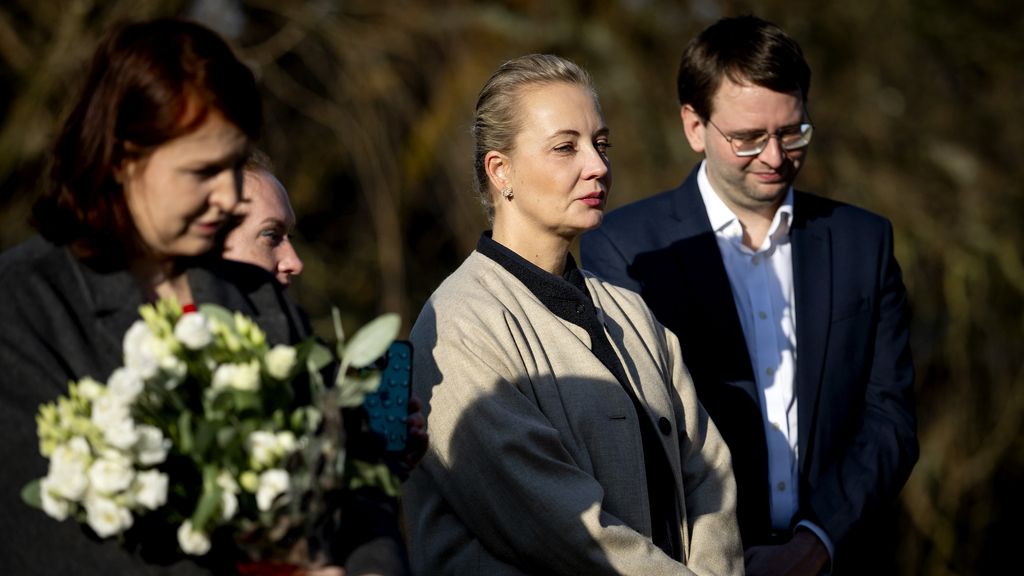Weduwe Navalny onthult plaquette tegenover Russische ambassade in Den Haag