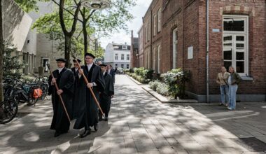 'Afschaffing cum laude promovendi lost ongelijkheid academische wereld niet op'