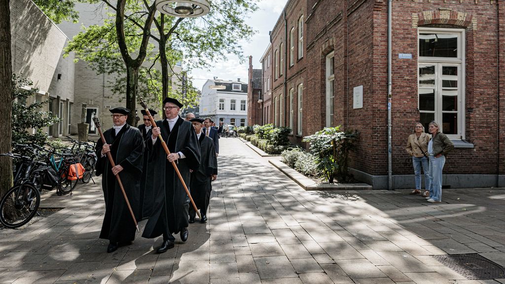 'Afschaffing cum laude promovendi lost ongelijkheid academische wereld niet op'