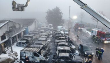 Meer dan 25 auto's verwoest door grote brand autorecyclebedrijf Leeuwarden