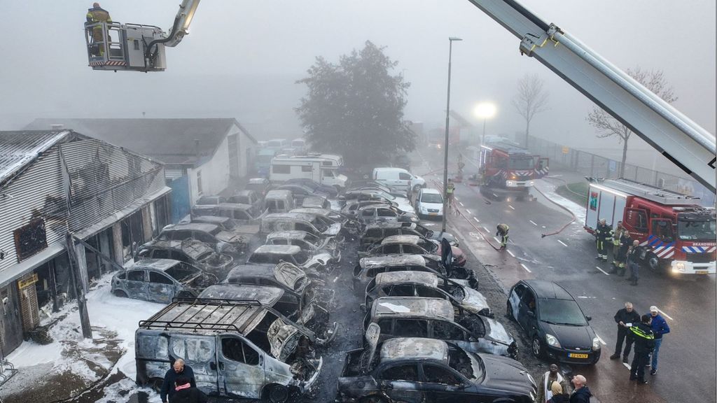 Meer dan 25 auto's verwoest door grote brand autorecyclebedrijf Leeuwarden