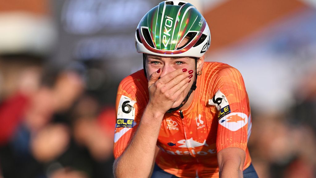 Foutloze Van der Heijden rijdt verrassend naar Europese titel veldrijden: 'Onwerkelijk'