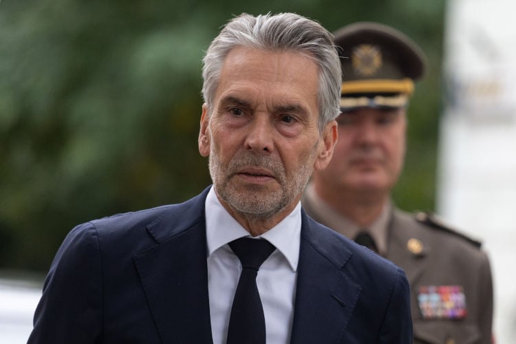 Dick Schoof te voet aangekomen bij klimaattop in Brazilië