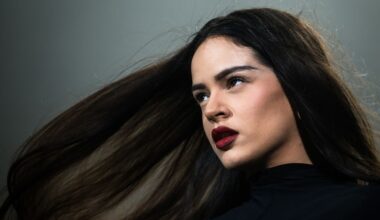 Zangeres zingt in 14 (!) talen: 'Oh zo mooi' en '★★★★★' - NOS Jeugdjournaal