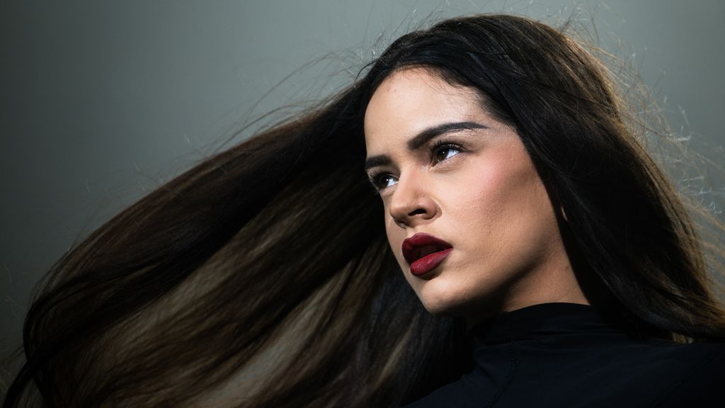 Zangeres zingt in 14 (!) talen: 'Oh zo mooi' en '★★★★★' - NOS Jeugdjournaal