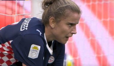 absurde eigen goal in Johan Cruijff ArenA bij topper in Vrouwen Eredivisie