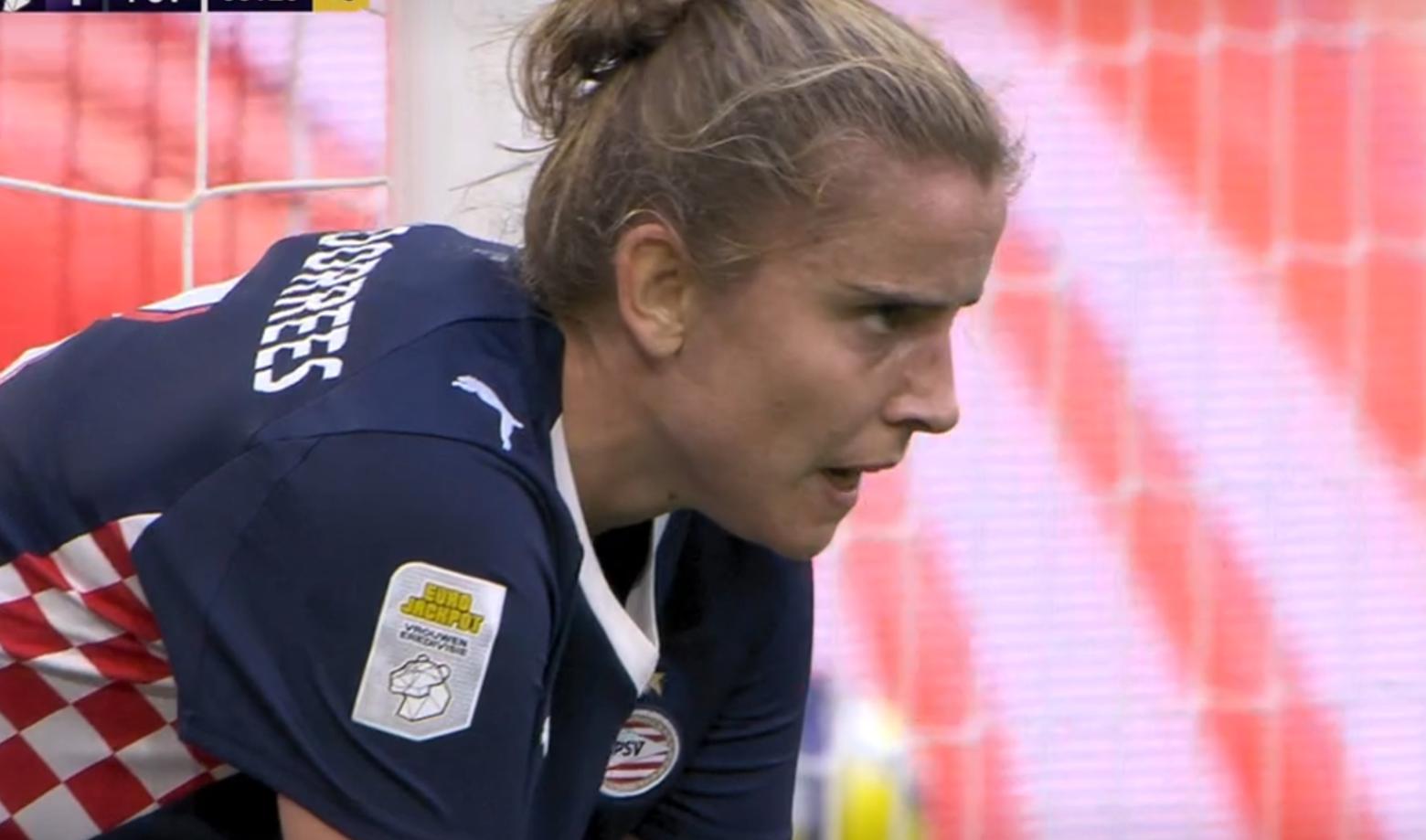 absurde eigen goal in Johan Cruijff ArenA bij topper in Vrouwen Eredivisie