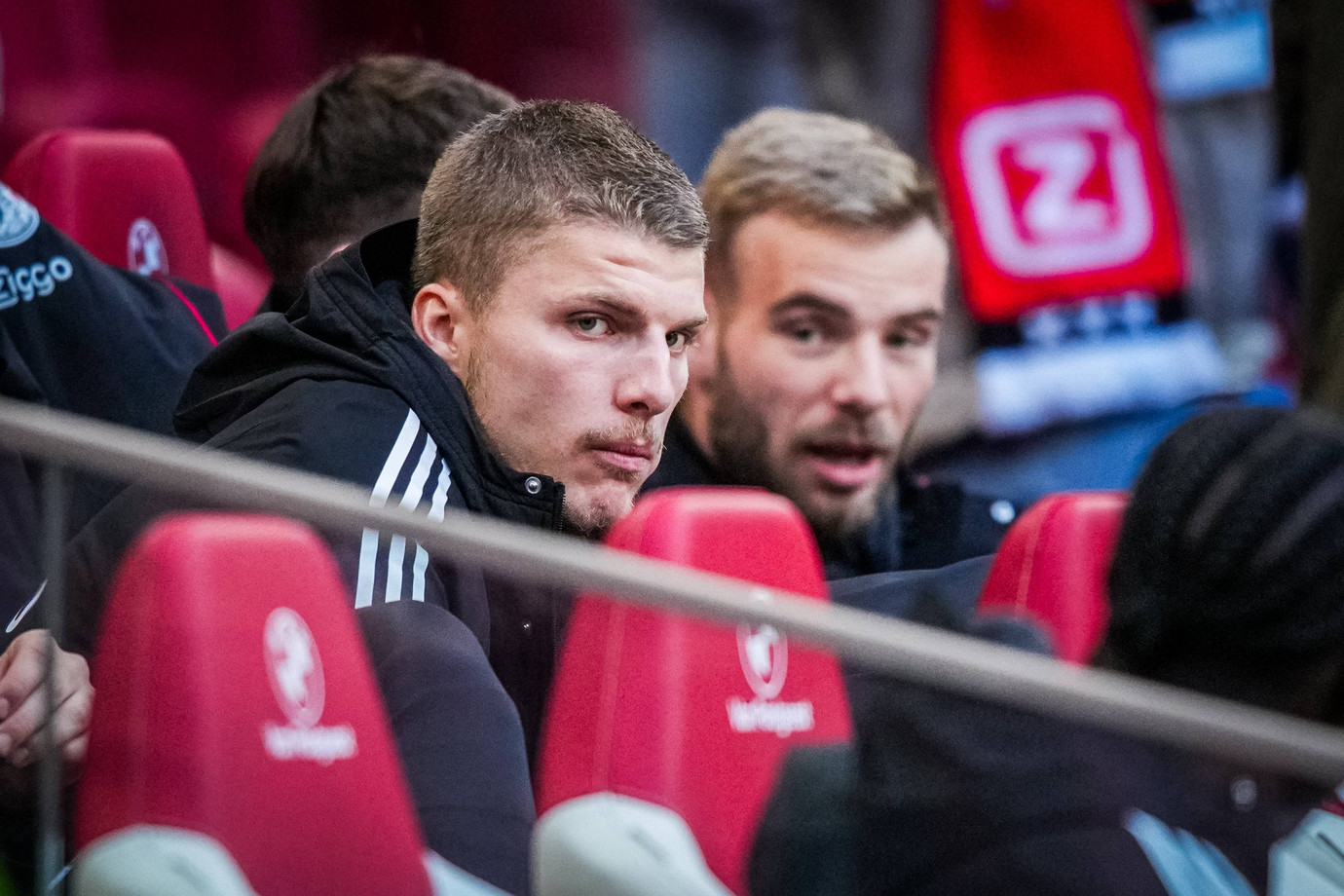 Anton Gaaei kijkt toe vanaf de Ajax-bank