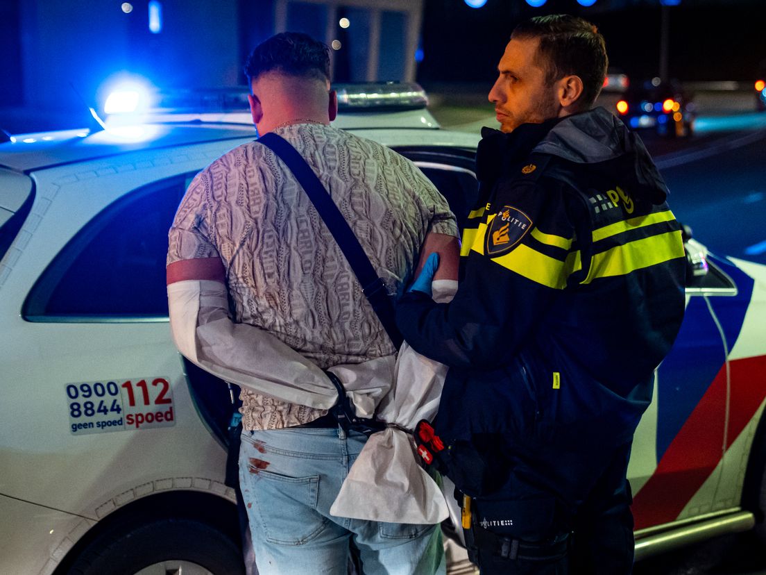 De politie stelt eventuele kruitsporen veilig bij een van de aangehouden mannen.