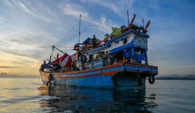 Zoektocht naar tientallen schipbreukelingen bij Maleisië bij daglicht hervat