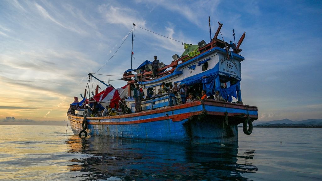 Zoektocht naar tientallen schipbreukelingen bij Maleisië bij daglicht hervat