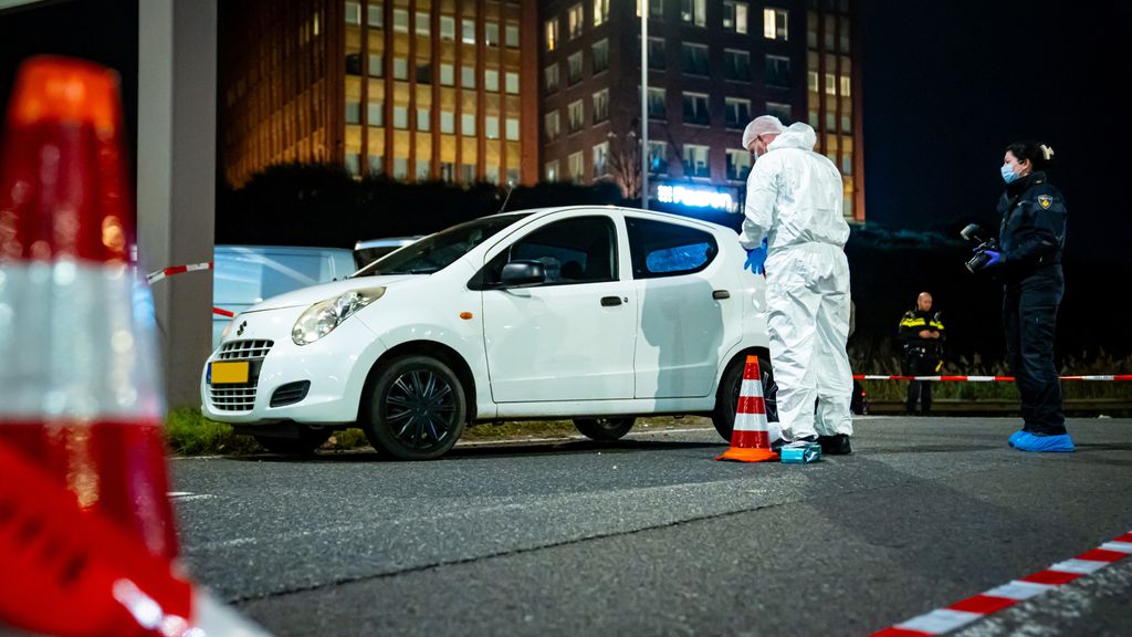 Vrouw (24) overleden na beschieting in auto Rotterdam