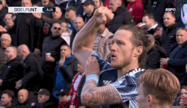 Fysiotherapeut van FC Utrecht zorgt voor hilariteit door Wout Weghorst te imiteren