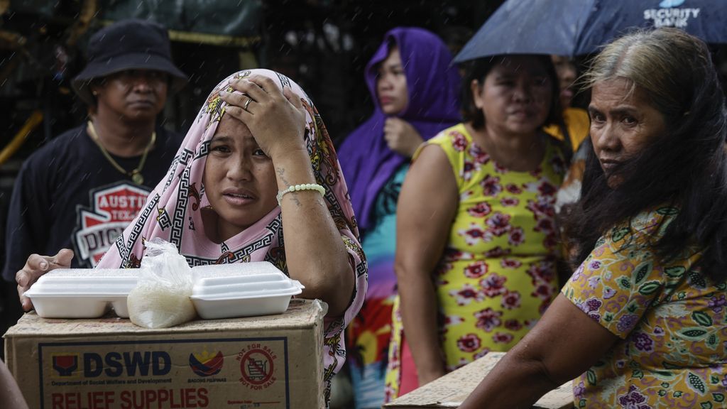 Filipijnen ademen uit na 'super-orkaan', vier doden
