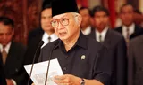 President Soeharto kondigde in 1998 onder druk van aanhoudende massale protesten zijn aftreden aan.