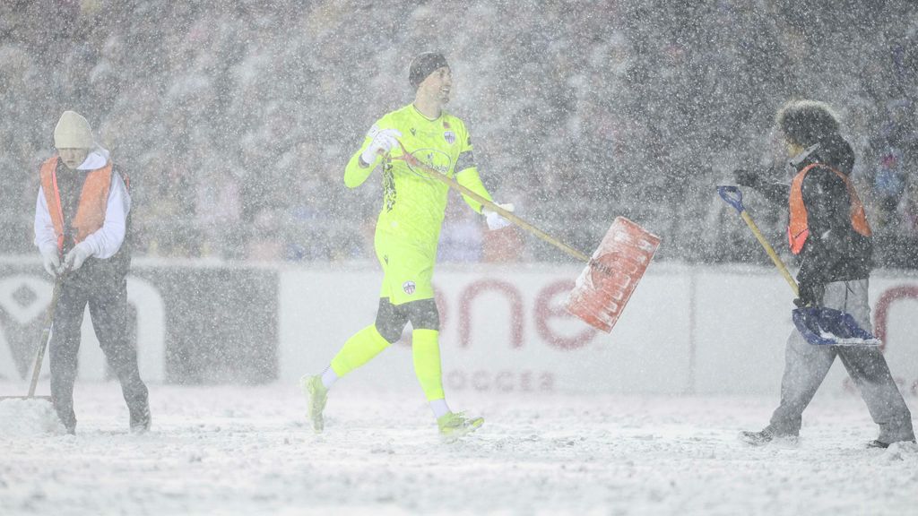 Sneeuwscheppende spelers, snijdende kou en schitterende 'icicle kick' bij titelduel Canada - NOS
