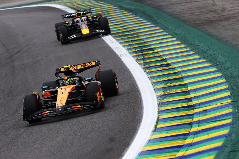 Lando Norris pakte de zege, maar met slechts tien seconden voorsprong op Andrea Kimi Antonelli en Max Verstappen.