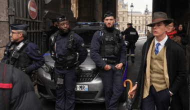 Ware identiteit van ‘detective' aan Louvre is bekend: 15-jarige die “ervan houdt om chic te zijn”