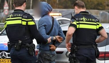 Vluchtende man springt uit rijdende auto in Tilburg en krijgt lift op scooter