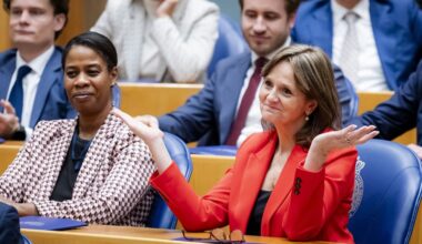 Tromgeroffel en tranen: zeventig vertrekkende Kamerleden uitgezwaaid