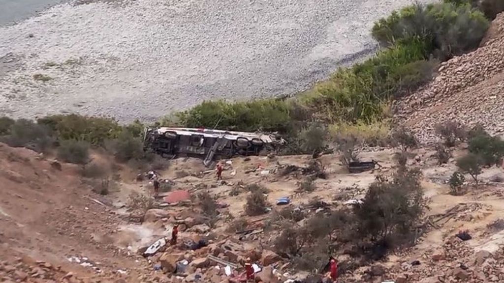 Bus in Peru stort in ravijn: tientallen doden en gewonden