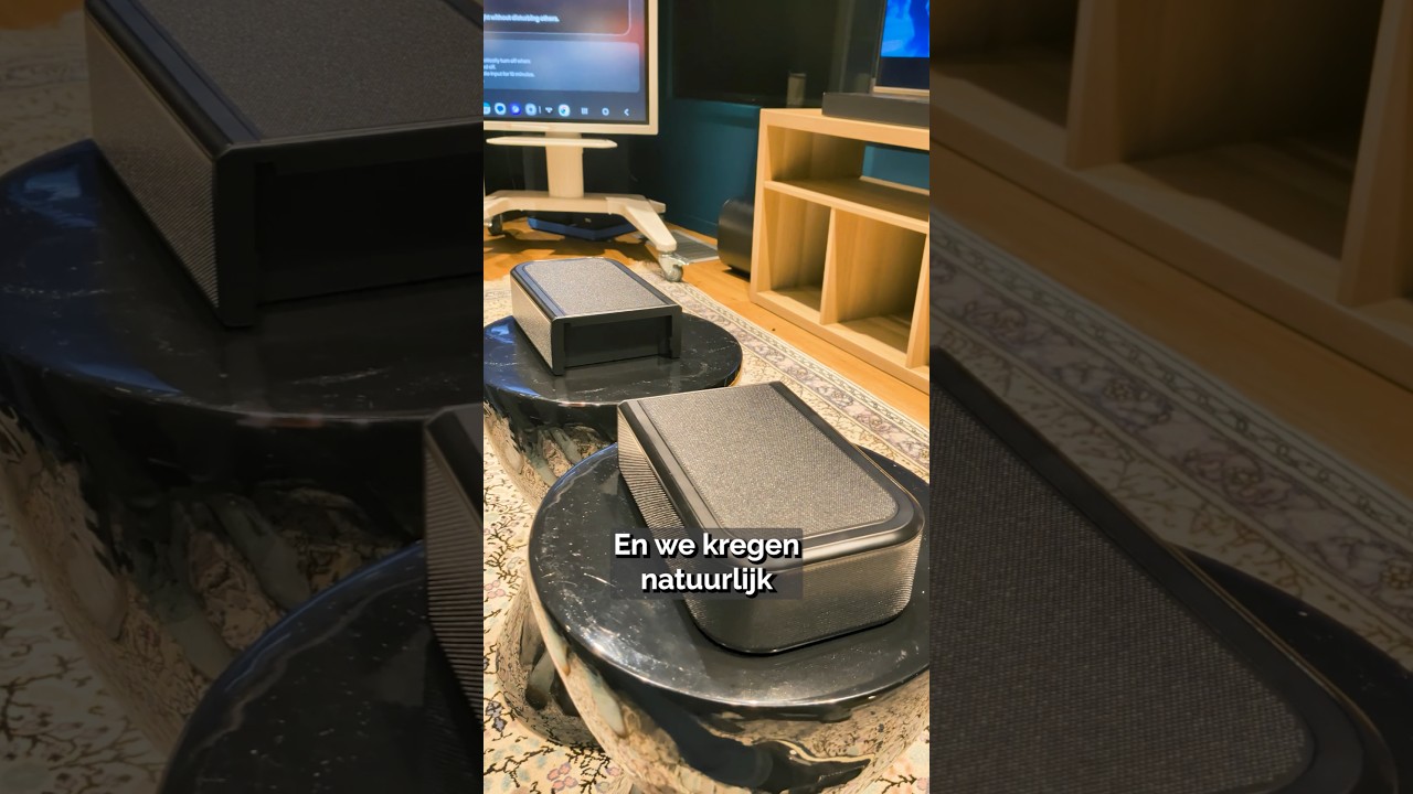 De soundbar heeft ook twee speakers die kunt loskoppelen en die zo zorgen voor surround sound! 🔊🤩