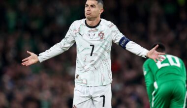 Woeste Ronaldo krijgt rood na elleboogstoot en maakt allerlei gebaren