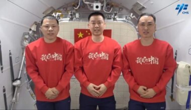 Astronauten Chen Dong (m.), Chen Zhongrui (r.) en Wang Lie (l.) zijn met meer dan een week vertraging teruggekeerd op aarde.
