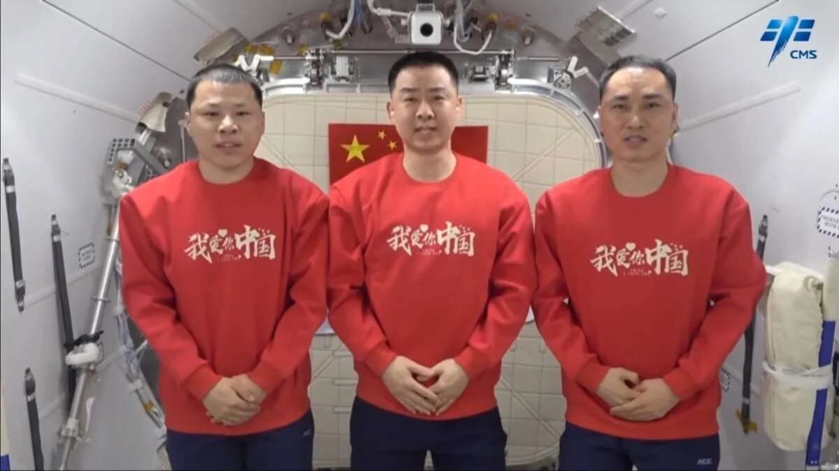 Astronauten Chen Dong (m.), Chen Zhongrui (r.) en Wang Lie (l.) zijn met meer dan een week vertraging teruggekeerd op aarde.