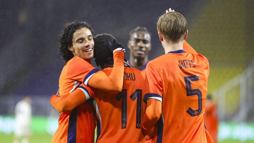 Jong Oranje boekt met tien man eerste zege in kwalificatiereeks voor EK 2027