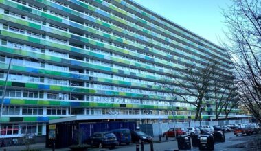 'Loop langs de muur, verplaats plantenbakken'